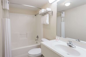 Combined shower/bathtub, free toiletries, hair dryer, towels