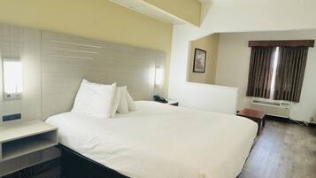 Executive Room, 1 King Bed | Desk, iron/ironing board, free WiFi, bed sheets