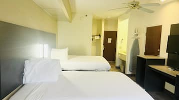 Quarto luxo, 2 camas Queen | Escrivaninha, ferros/tábuas de passar roupa, Wi-Fi de cortesia