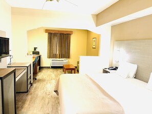 Quarto executivo, 1 cama King | Escrivaninha, ferros/tƔbuas de passar roupa, Wi-Fi de cortesia