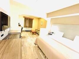 Habitación ejecutiva, 1 cama de matrimonio grande | Escritorio, tabla de planchar con plancha, wifi gratis y ropa de cama