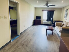 Suite estudio presidencial, 1 cama de matrimonio grande | Escritorio, tabla de planchar con plancha, wifi gratis y ropa de cama