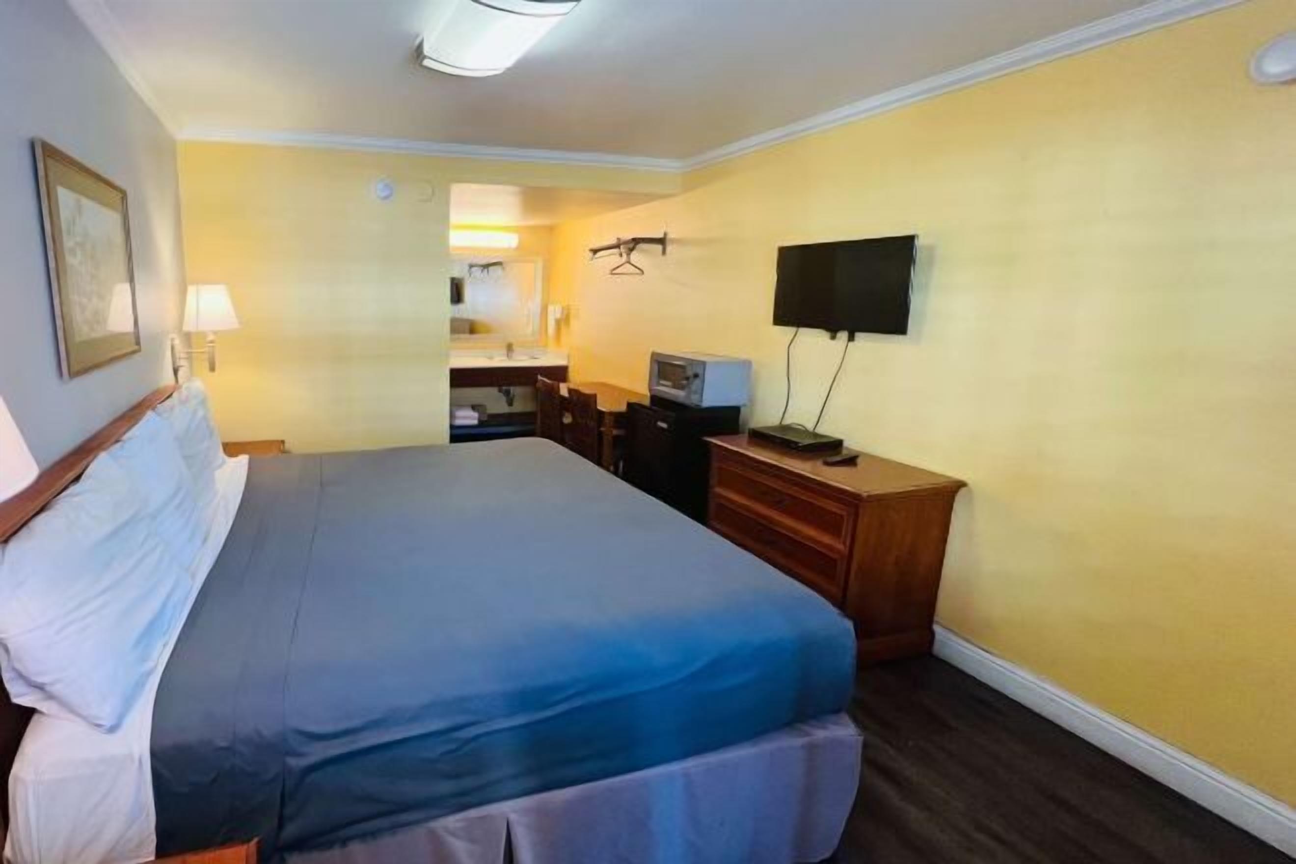 Blackout drapes, free WiFi, bed sheets, alarm clocks