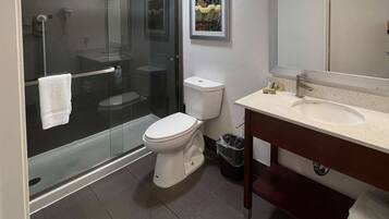 Combined shower/bathtub, towels