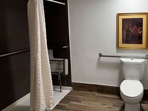 Combined shower/bathtub, towels