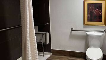 Combined shower/bathtub, towels