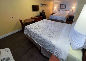 Cortinas opacas, wifi gratis, ropa de cama y despertador