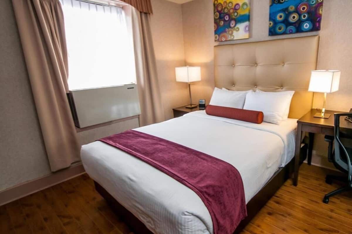 Verdunkelungsvorhänge, Bügeleisen/Bügelbrett, kostenlose Babybetten