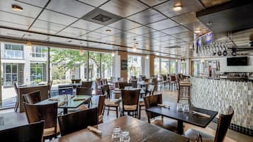2 restaurants servant le déjeuner, le dîner, le souper et le brunch