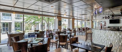 2 restauranter: frokost, lunsj, middag og brunsj serveres