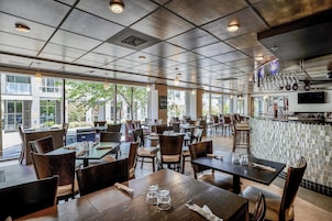 2 restaurants servant le petit déjeuner, le déjeuner et le dîner