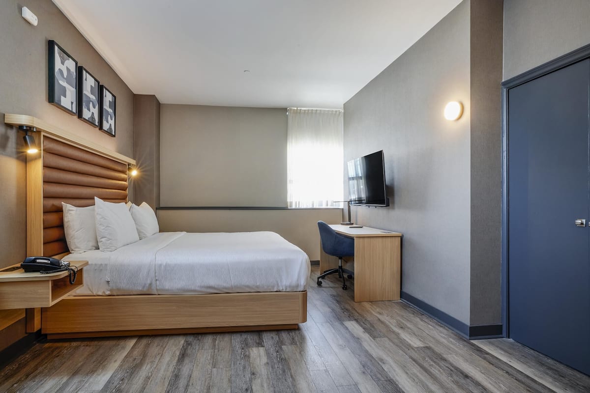 Deluxe Room, 1 King Bed, Non Smoking | Blackout curtains, iron/ironing board, free cots/infant beds, free WiFi