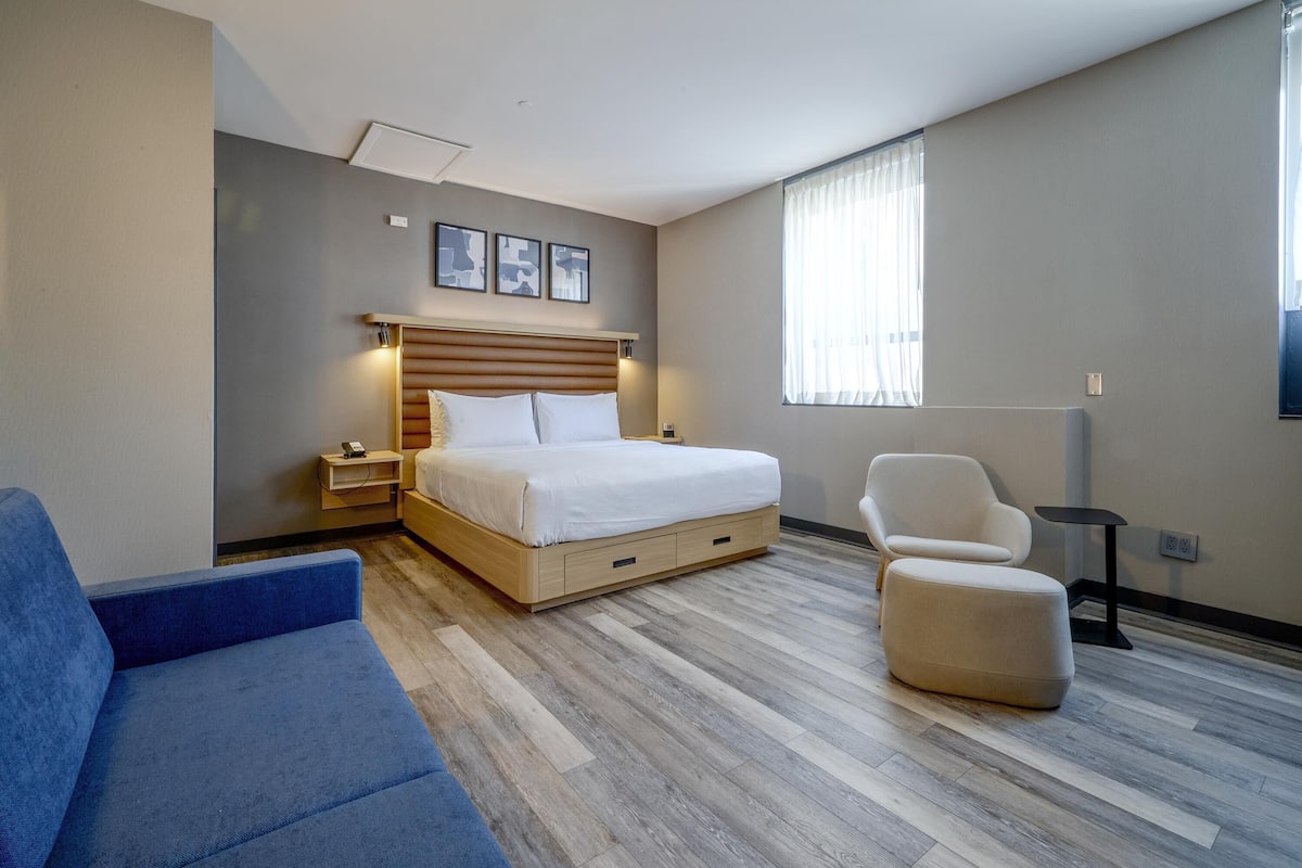 Deluxe Room, 1 King Bed, Non Smoking (with Sofabed) | Blackout curtains, iron/ironing board, free cots/infant beds, free WiFi