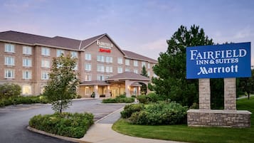 Stunning hotel facade with a central entrance and beautifully manicured grounds.