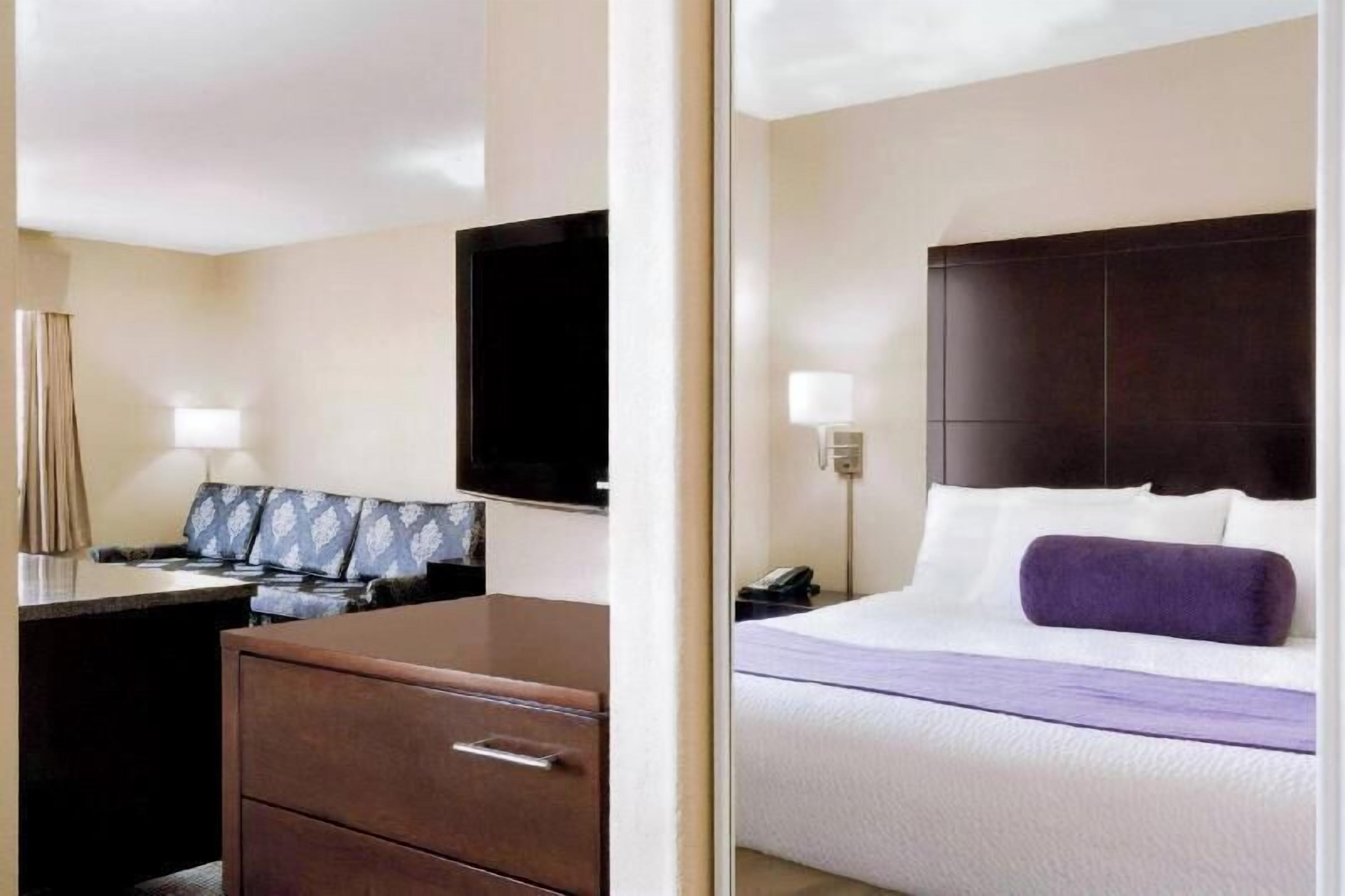 Ropa de cama de alta calidad, escritorio y cortinas blackout 