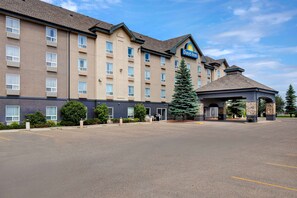 Exterior - Days Inn by Wyndham Medicine Hat (Medicine Hat)