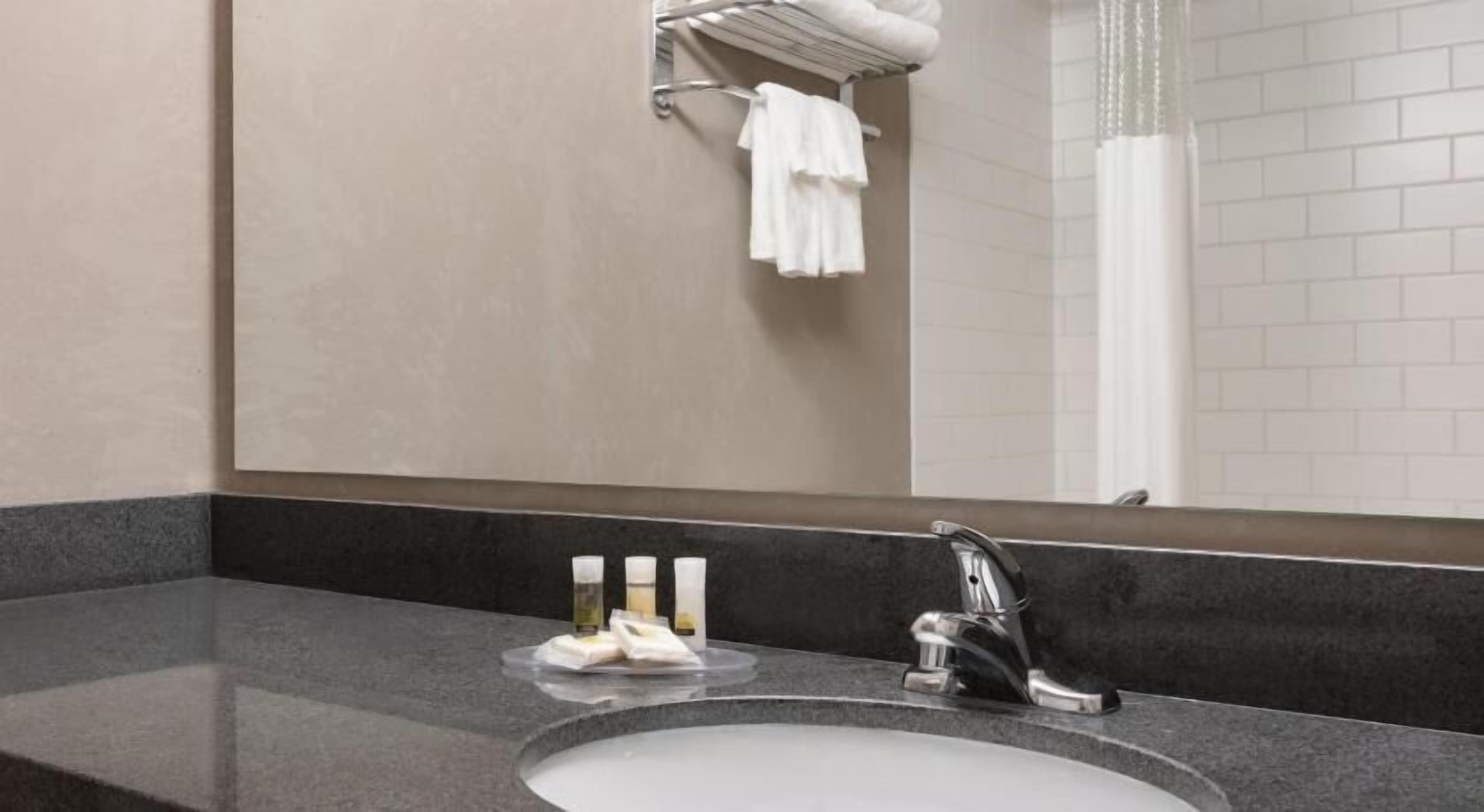 Baño | Amenidades de baño gratuitas, secadora de cabello, toallas 