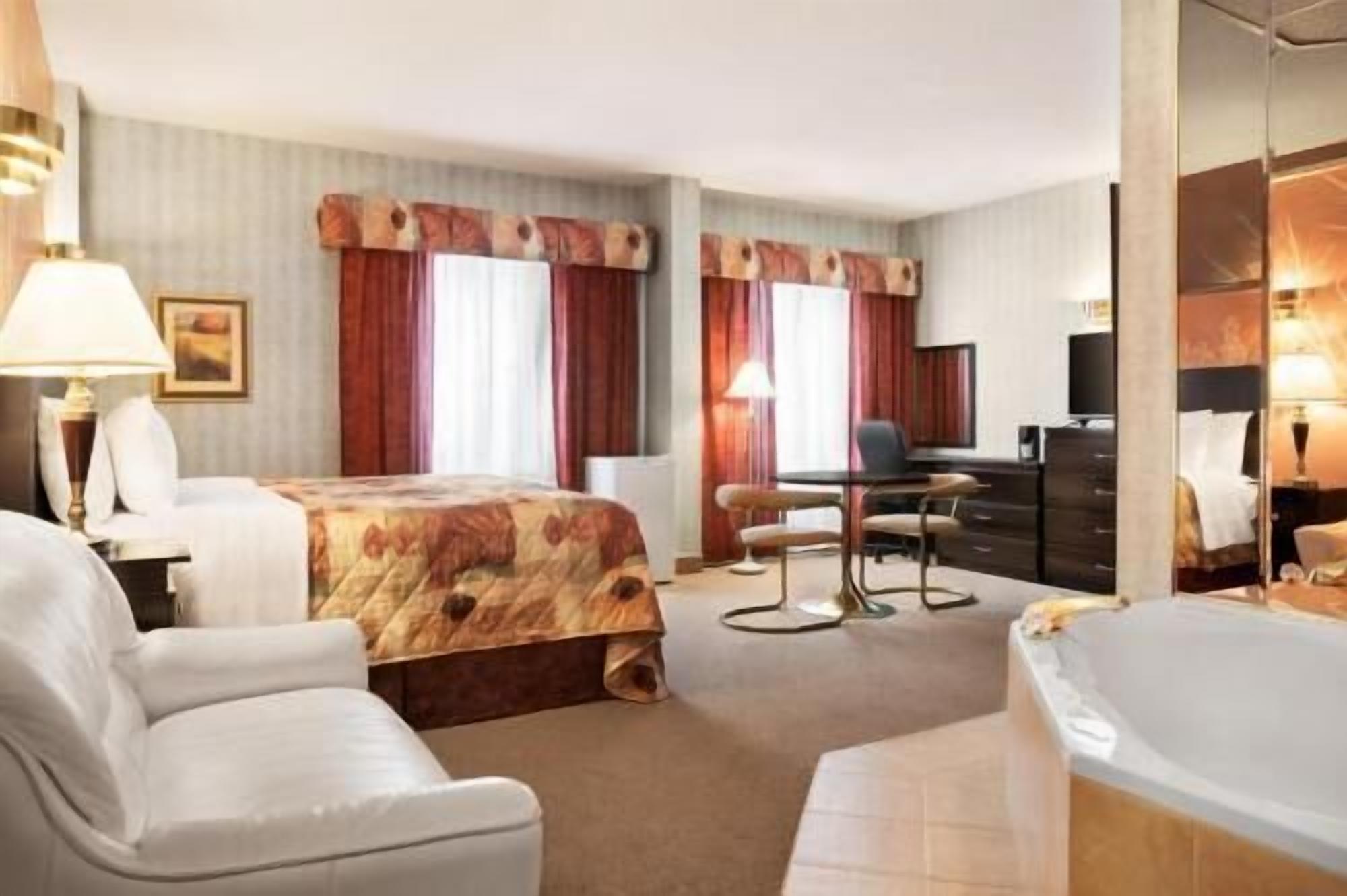 Schreibtisch, Verdunkelungsvorhänge, Bügeleisen/Bügelbrett