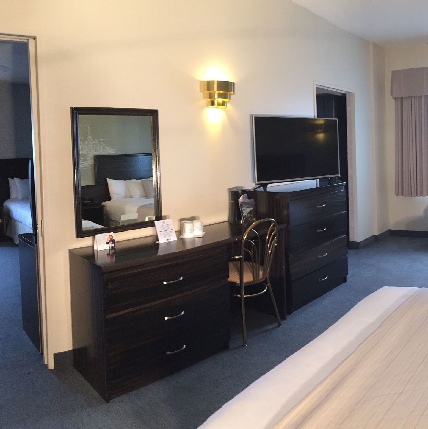 Schreibtisch, Verdunkelungsvorhänge, Bügeleisen/Bügelbrett