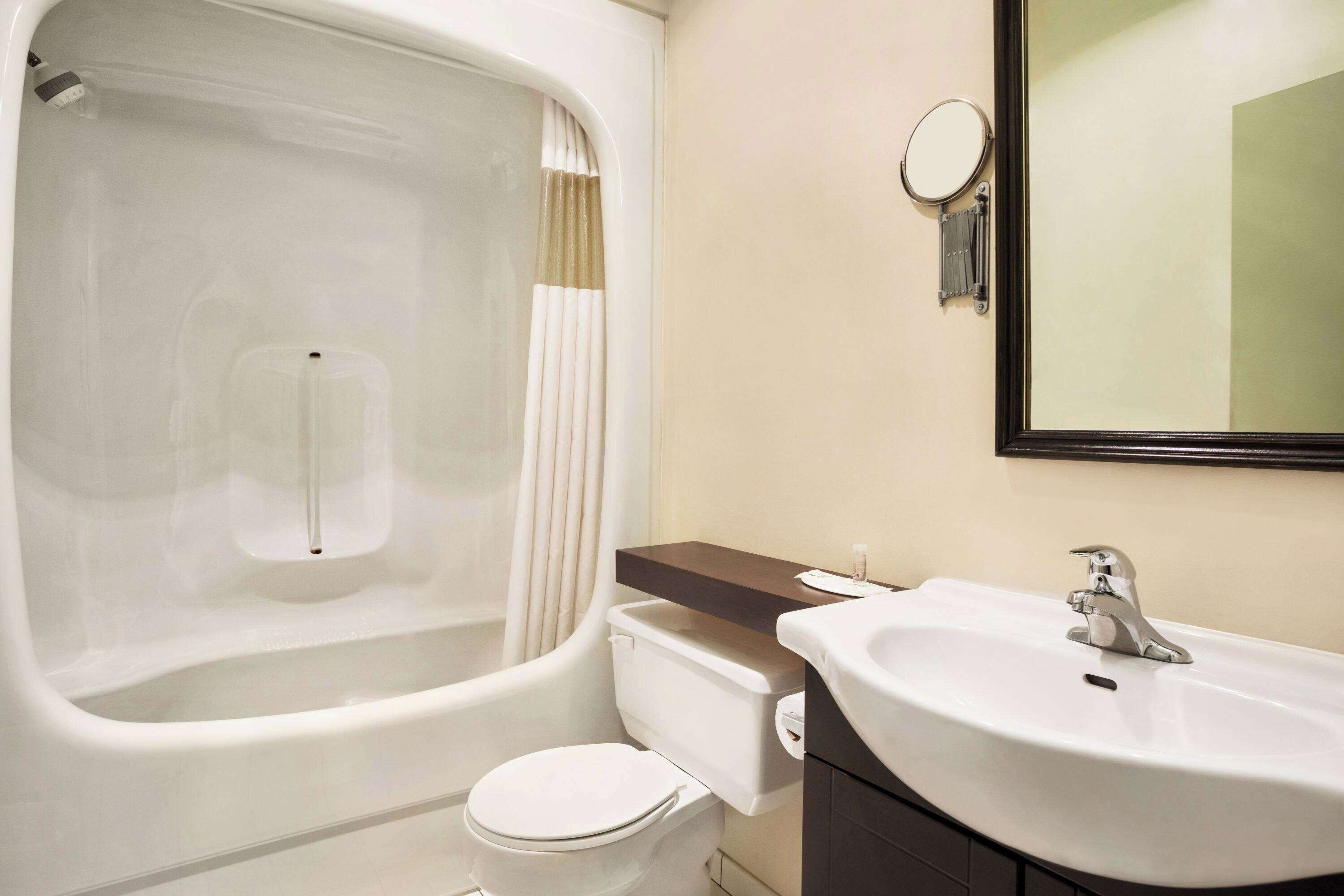 Combined shower/tub, free toiletries, hair dryer, towels
