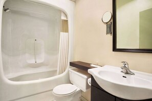 Tina con regadera, amenidades de baño gratuitas, secadora de cabello