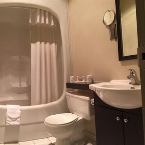 Combined shower/bathtub, free toiletries, hair dryer, towels