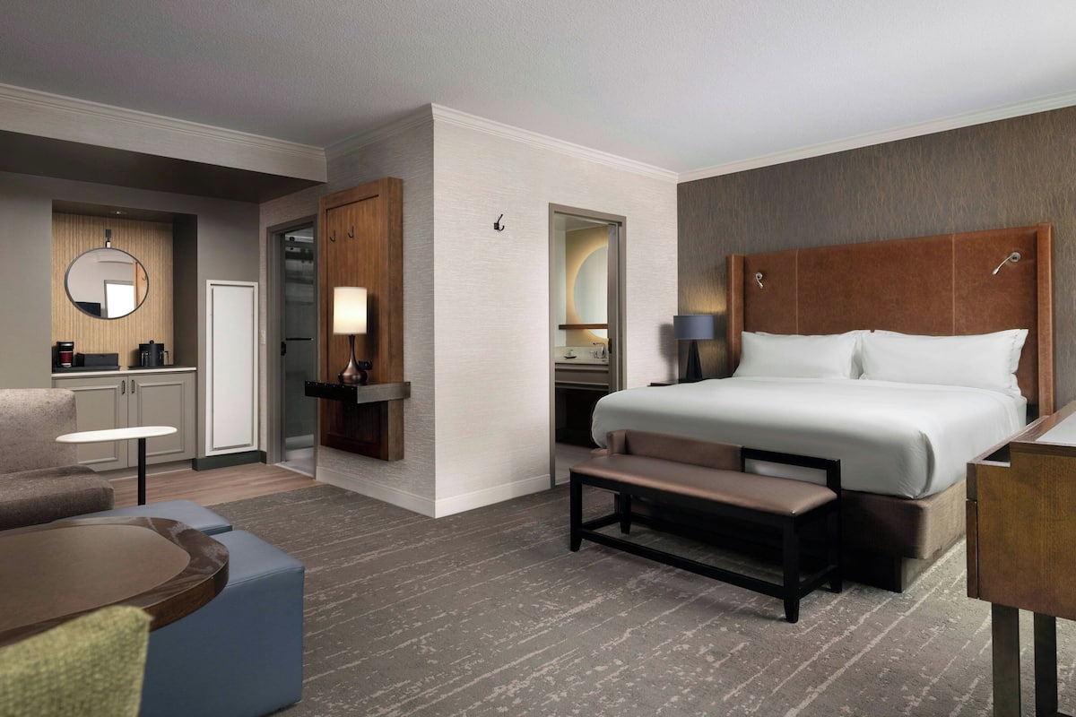 Pillow-top beds, in-room safe, desk, laptop workspace