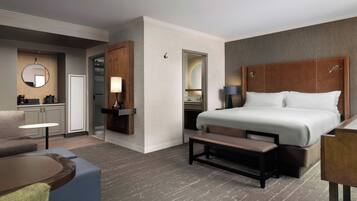 Pillowtop-patjalliset sängyt, tallelokero huoneessa, työpöytä