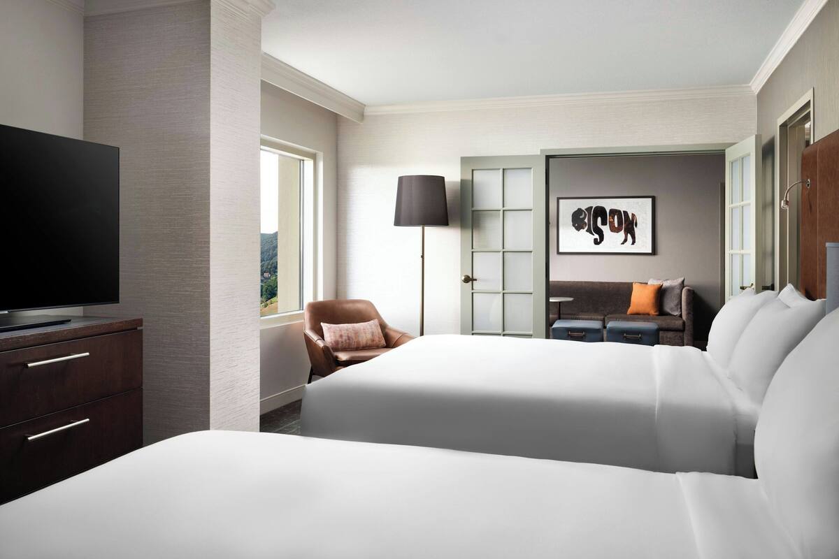 suite, 1 bedroom | pillow-top beds, in-room safe, desk, laptop workspace