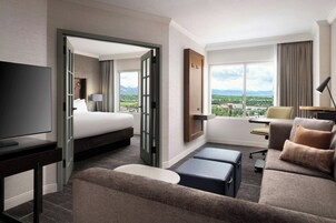 Colchones con pillow-top y caja de seguridad en la habitación