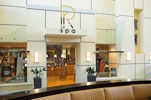 Sauna, Dampfbad, Hydrotherapie, Aromatherapie, Warmsteinmassagen