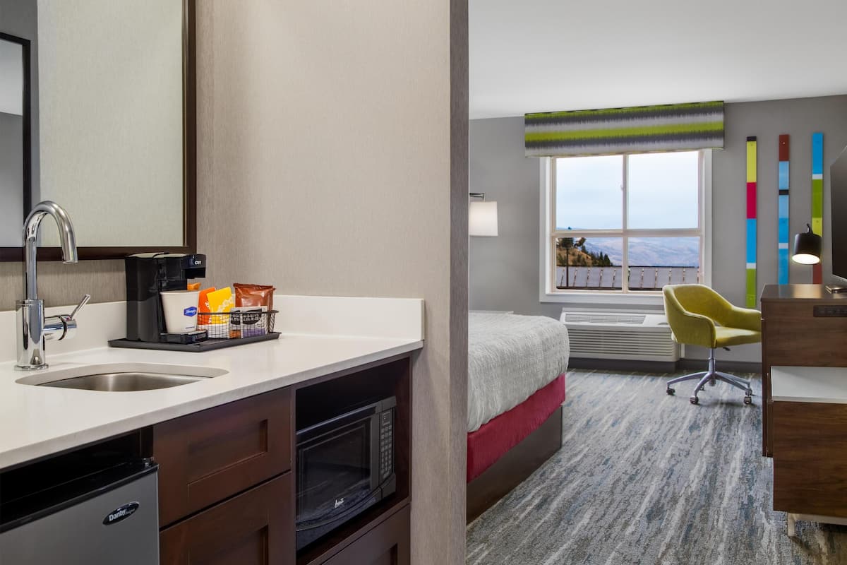 Studio Suite King bed | Pillowtop beds, desk, laptop workspace, blackout drapes