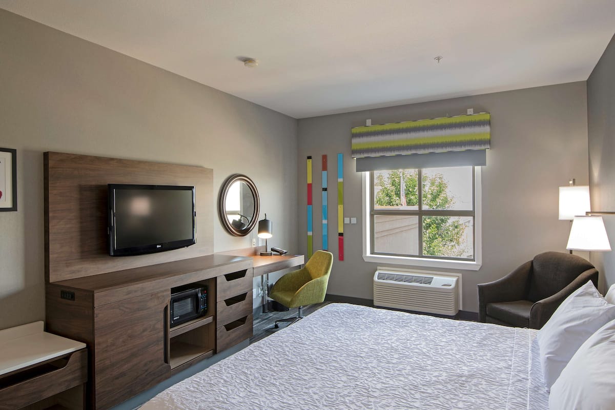 Pillowtop beds, desk, laptop workspace, blackout drapes