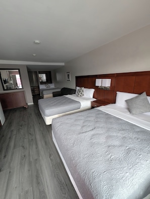 Family Room, 2 Queen Beds | Desk, free WiFi, bed sheets - 7 Nights Stay (Niagara Falls)