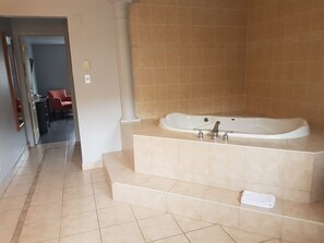 Jacuzzi Suite 1 Queen Bed | Private spa tub