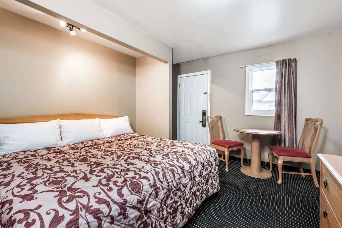Room, 1 King Bed | Desk, soundproofing, iron/ironing board, free WiFi
