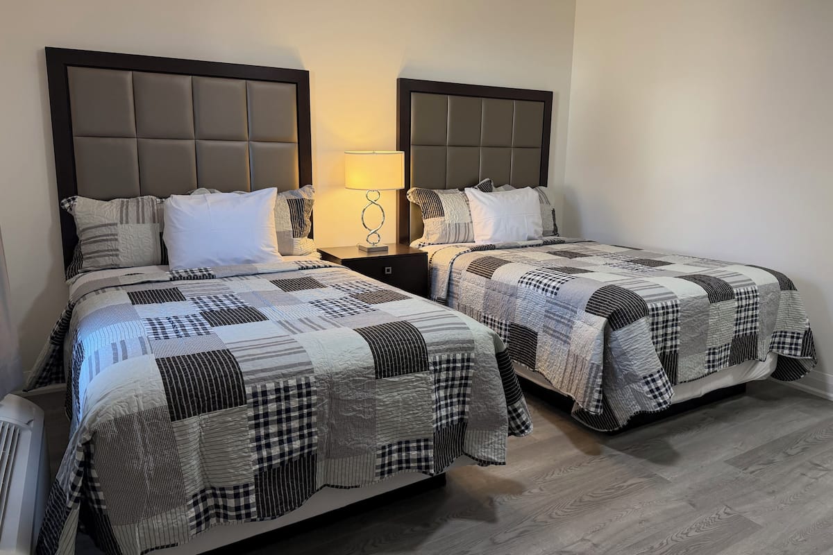 Habitación, 2 camas matrimoniales | Escritorio, insonorización, tabla de planchar con plancha y wifi gratis