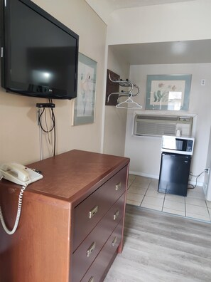 Desk, soundproofing, iron/ironing board, free WiFi - Knights Inn London (London)