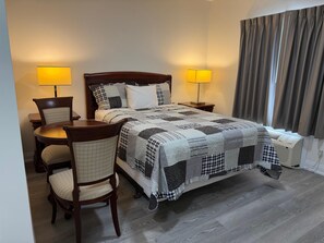 Schreibtisch, schallisolierte Zimmer, Bügeleisen/Bügelbrett