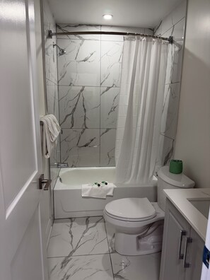 客房, 2 张双人床 | 浴室 | 淋浴/盆浴组合、免费洗浴用品、吹风机、毛巾