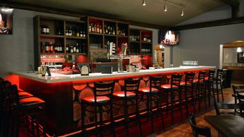 Tapasbar, udsigt til haven, åben hver dag