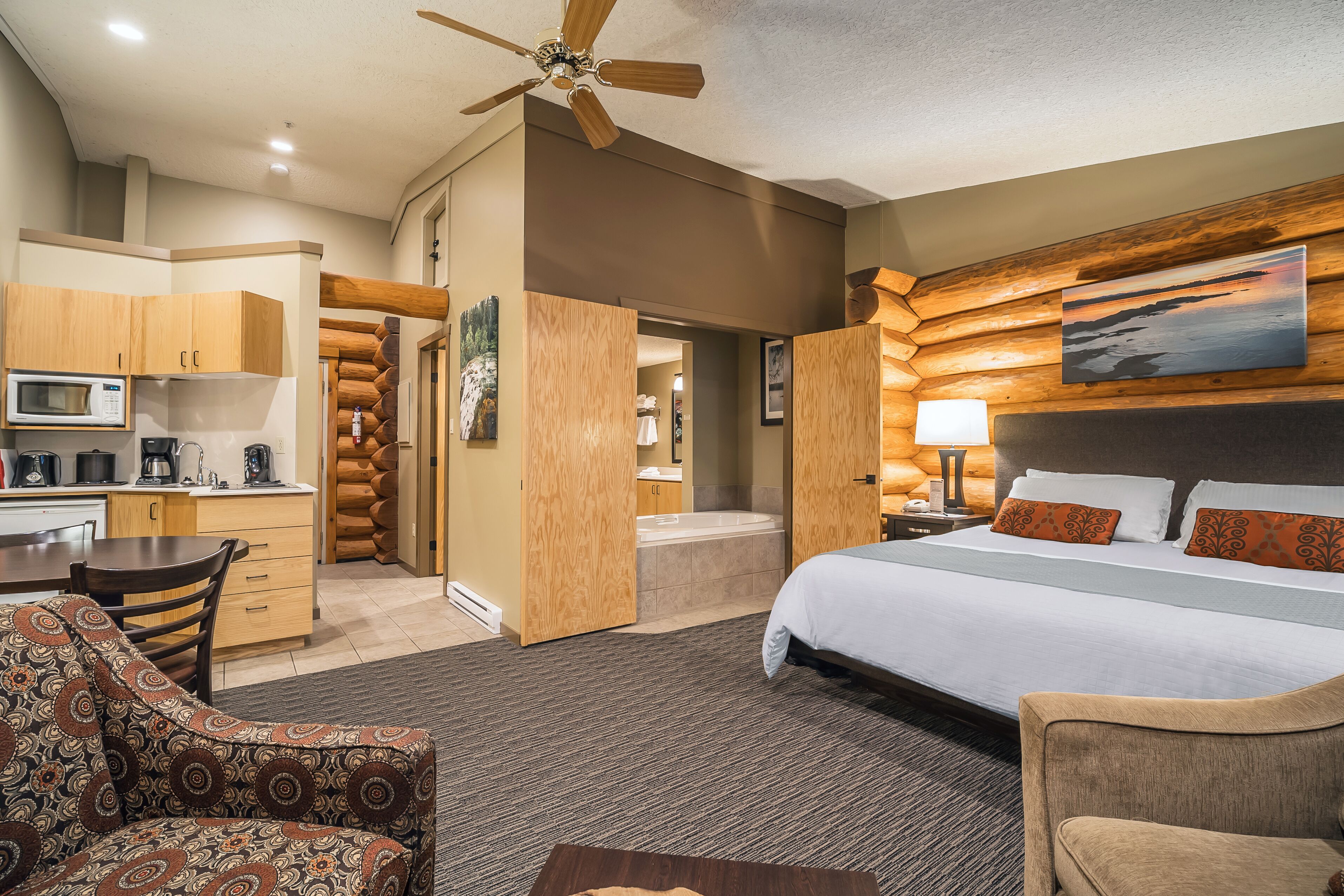 bungalow, jetted tub | premium bedding, pillow-top beds, desk, blackout curtains