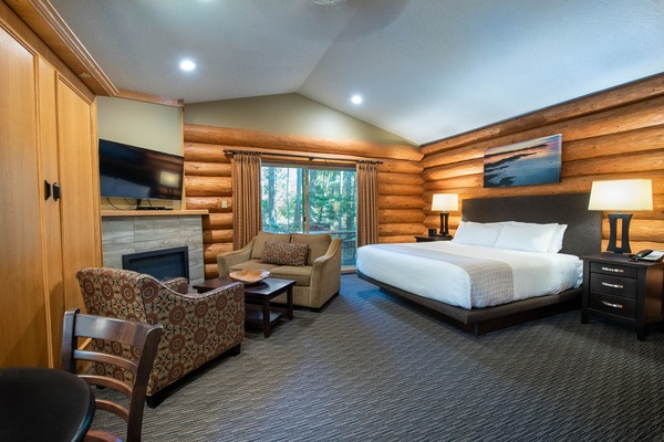 Bungalow, Jetted Tub | Premium bedding, pillowtop beds, desk, blackout drapes