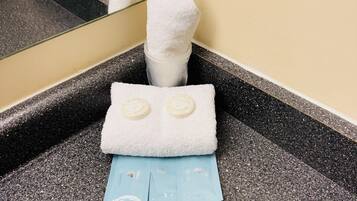 Combined shower/bathtub, free toiletries, hair dryer, towels