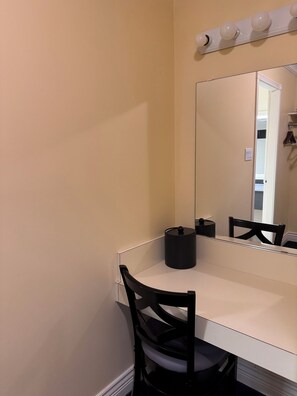 27-inch TV with cable channels - Island Travel Inn (Victoria)
