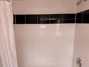 Combined shower/bathtub, free toiletries, hair dryer, towels
