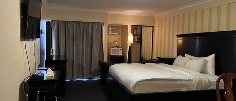 Bureau, rideaux dâobscurcissement, fer et planche Ă repasser