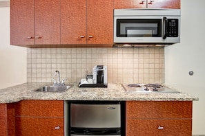 Kühlschrank, Mikrowelle, Wasserkocher mit Kaffee-/Teezubehör