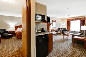 高档床上用品、加厚床垫、办公桌、笔记本电脑工作区