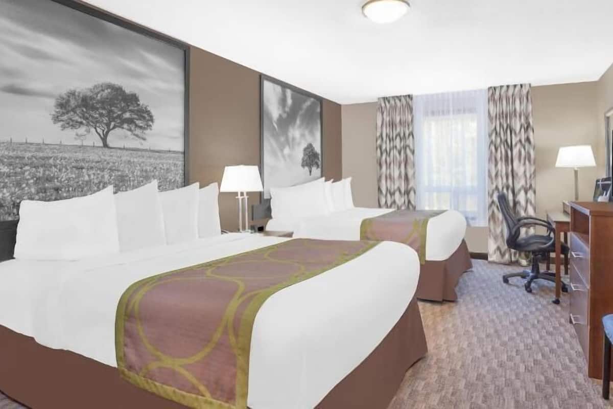 TyöpöytÀ, silitysrauta/-lauta, ilmaiset vauvansÀngyt, lisÀvuoteet